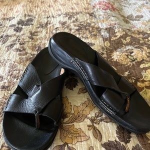 Clark’s Black Leather Sandals 7